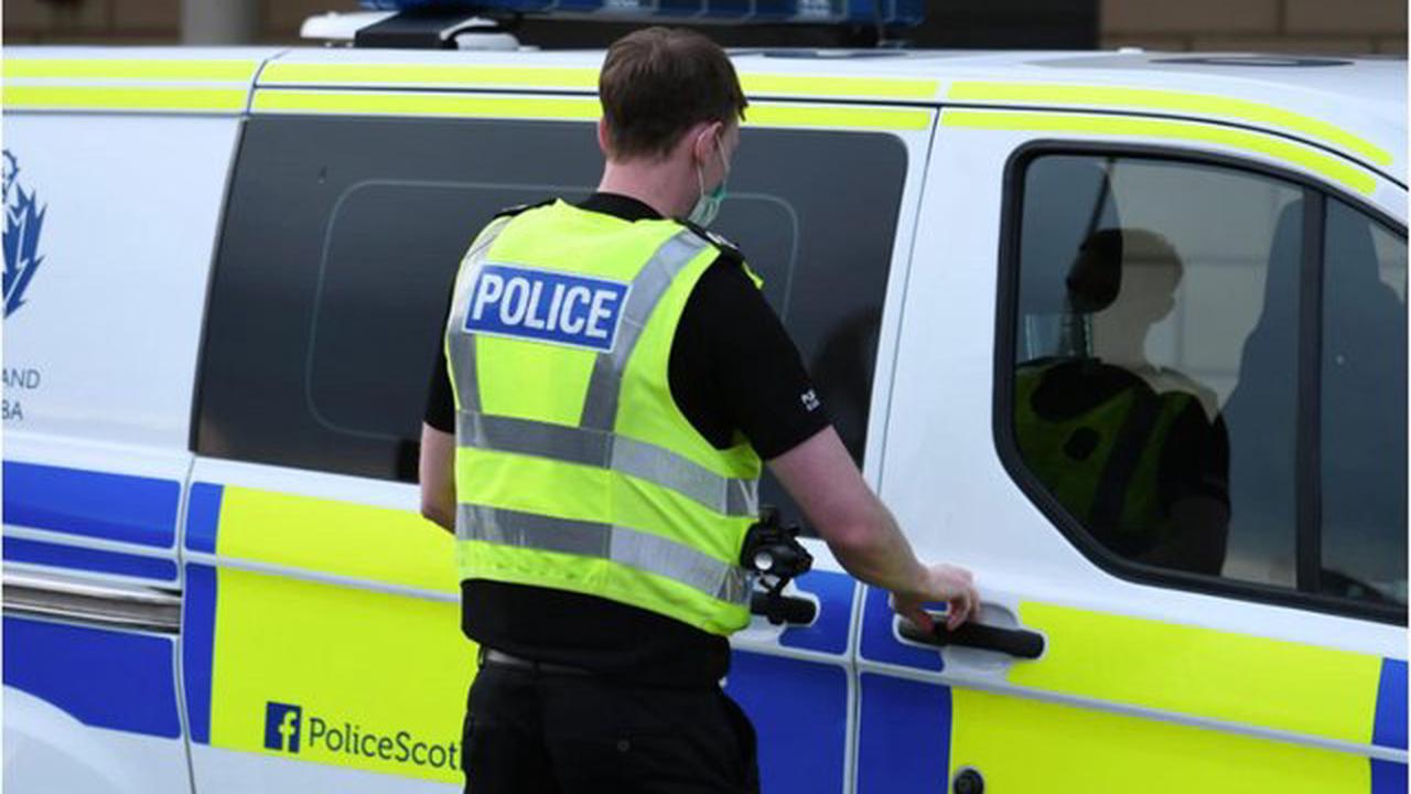 Man arrested after disturbance in Prestonpans had a knife and roughly 1000 unknown tablets in his possession