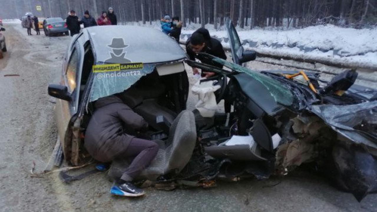 В Барнауле машину разорвало на части в результате ДТП на лесном шоссе