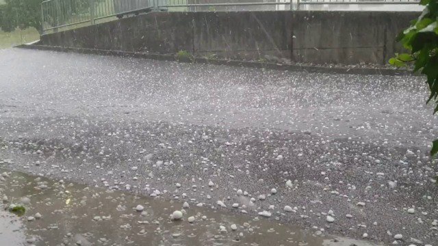Sturmwarnung Gewitter Mit Hagel Und Blitzen Ziehen Uber Die Schweiz Opera News