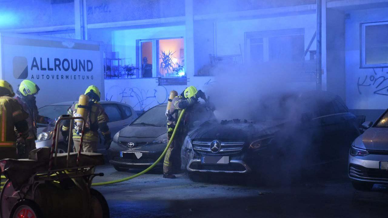 SUV in Kreuzberg durch Feuer schwer beschädigt