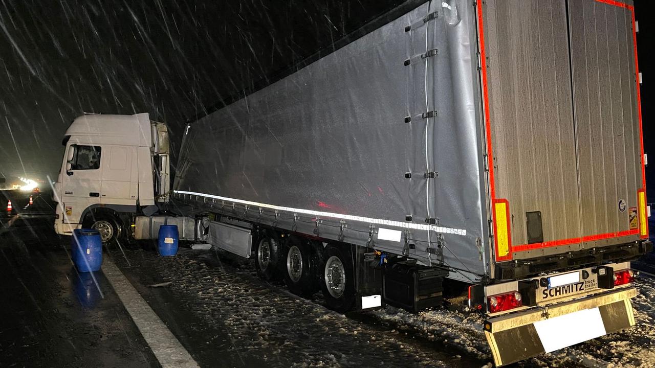 Münchberg: Lkw kollidiert mit Streufahrzeug - Tank aufgerissen