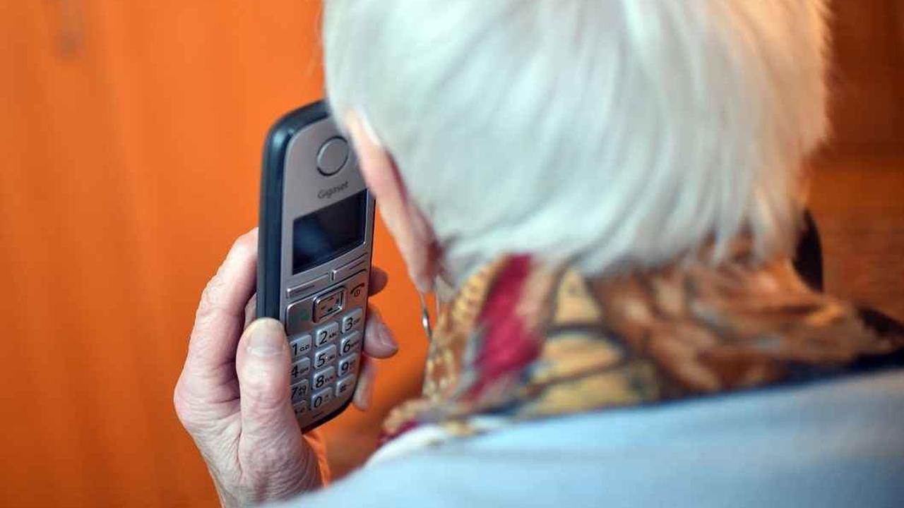Umfrage: Viele Deutsche greifen wieder zum Festnetz-Telefon