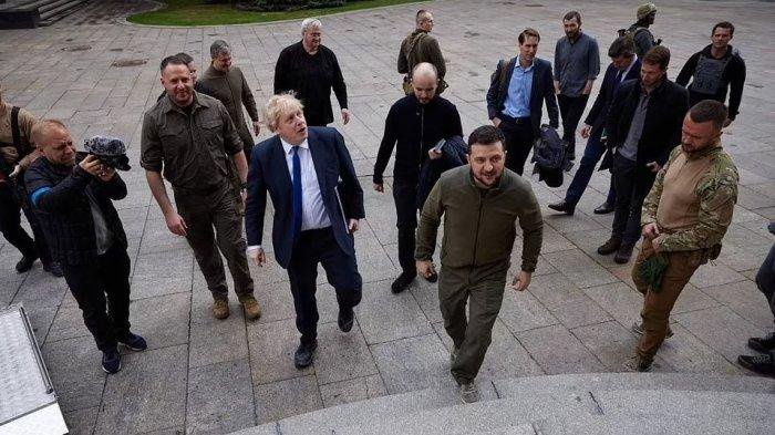 Perdana Menteri Inggris Boris Johnson mengikuti Presiden Ukraina Volodymyr Zelensky