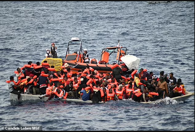  Dix migrants retrouvés morts après avoir étouffé dans un bateau en bois emballé transportant 100 à travers la Méditerranée (photos)
