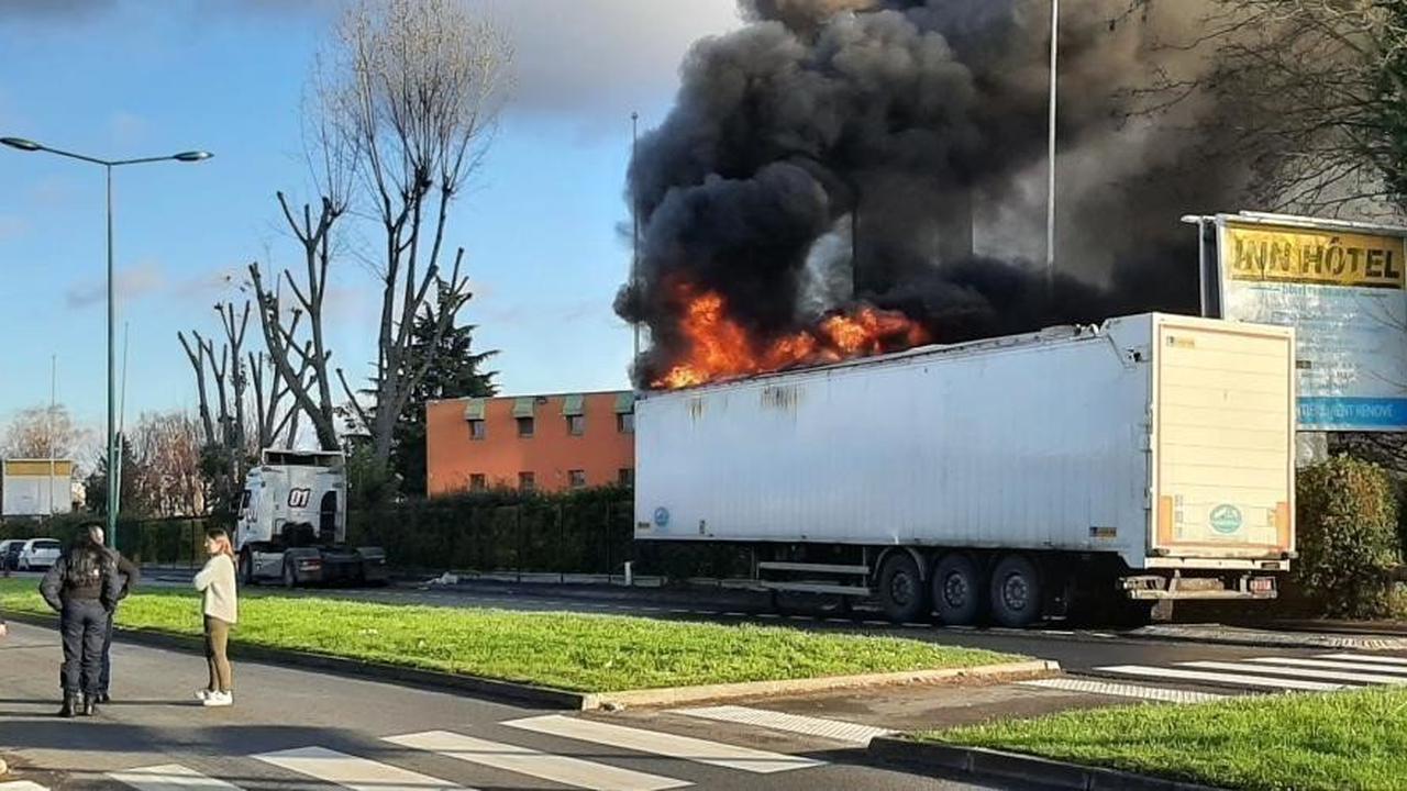 La remorque d'un camion prend feu à Saint-Ouen-l'Aumône