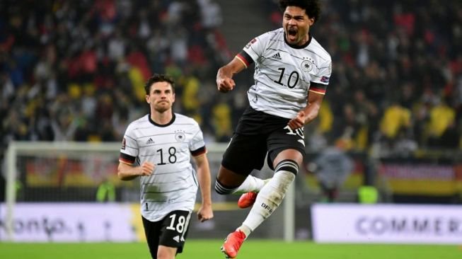 Selebrasi pemain timnas Jerman Serge Gnarby (kanan) usai cetak gol lawan Rumania dalam pertandingan Kualifikasi Piala Dunia 2022 Grup J zona Eropa di Volksparkstadion, Hamburg, Jerman pada 9 Oktober 2021. ANTARA/REUTERS/FABIAN BIMMER