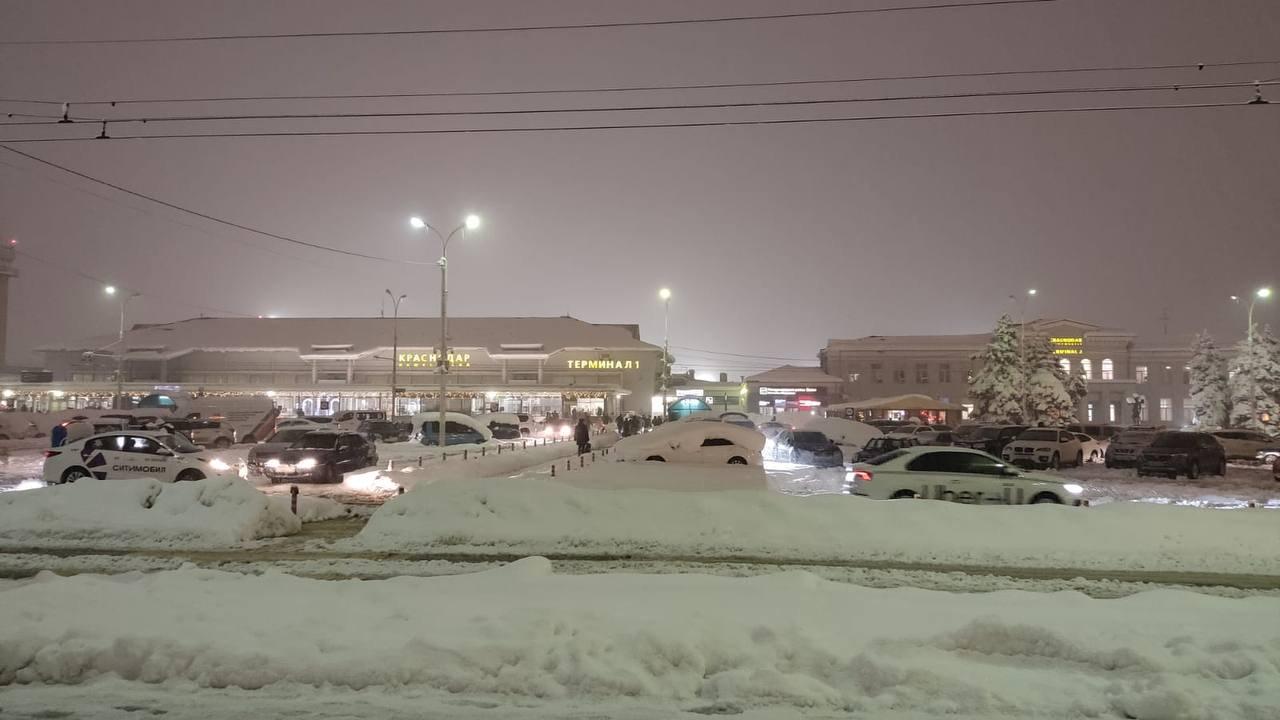 Краснодарский аэропорт второй раз за сутки приостановил работу из-за снегопада (видео)