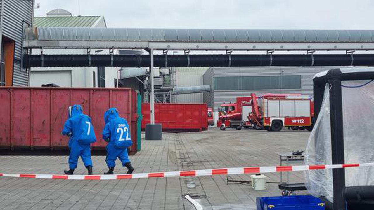 90 Einsatzkräfte in Großefehn: Unfall mit Chemikalien bei Entsorger MKW – Halle evakuiert