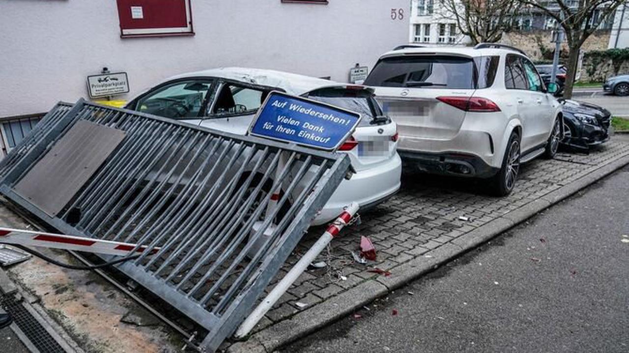 119.000 Euro Schaden bei Unfall in Waiblingen: Mercedes schanzt über Ford Fiesta