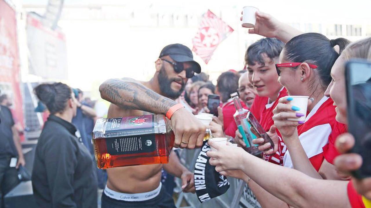 Aufstieg mit XXL-Flasche Wodka: 30.000 Fans feiern FCK-Party