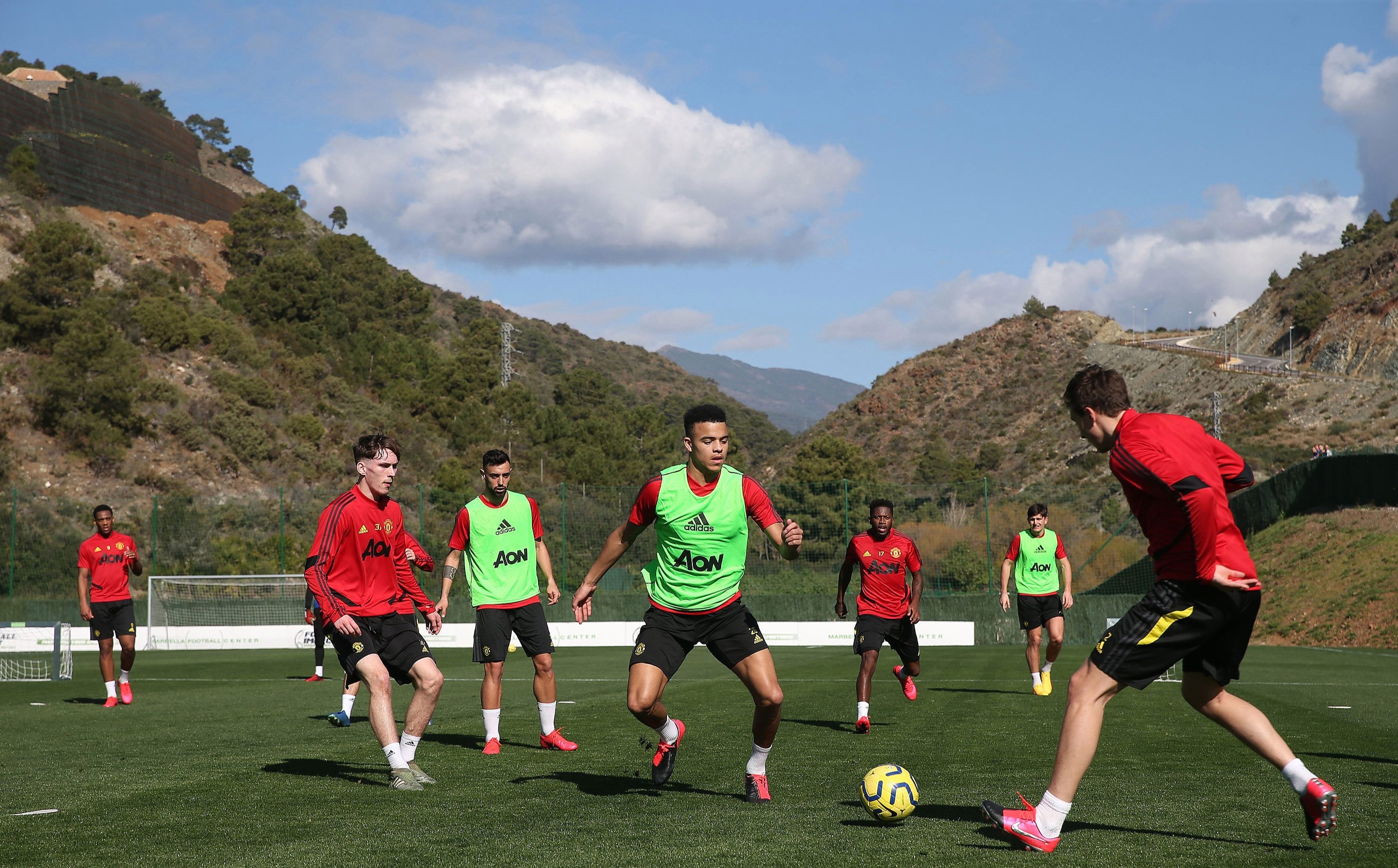  Manchester United trained in the picturesque Spanish sun