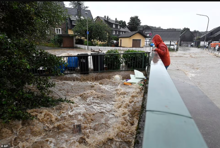 20 dead and 70 people missing as floods destroy buildings and leave families trapped on rooftops in Germany (photos)