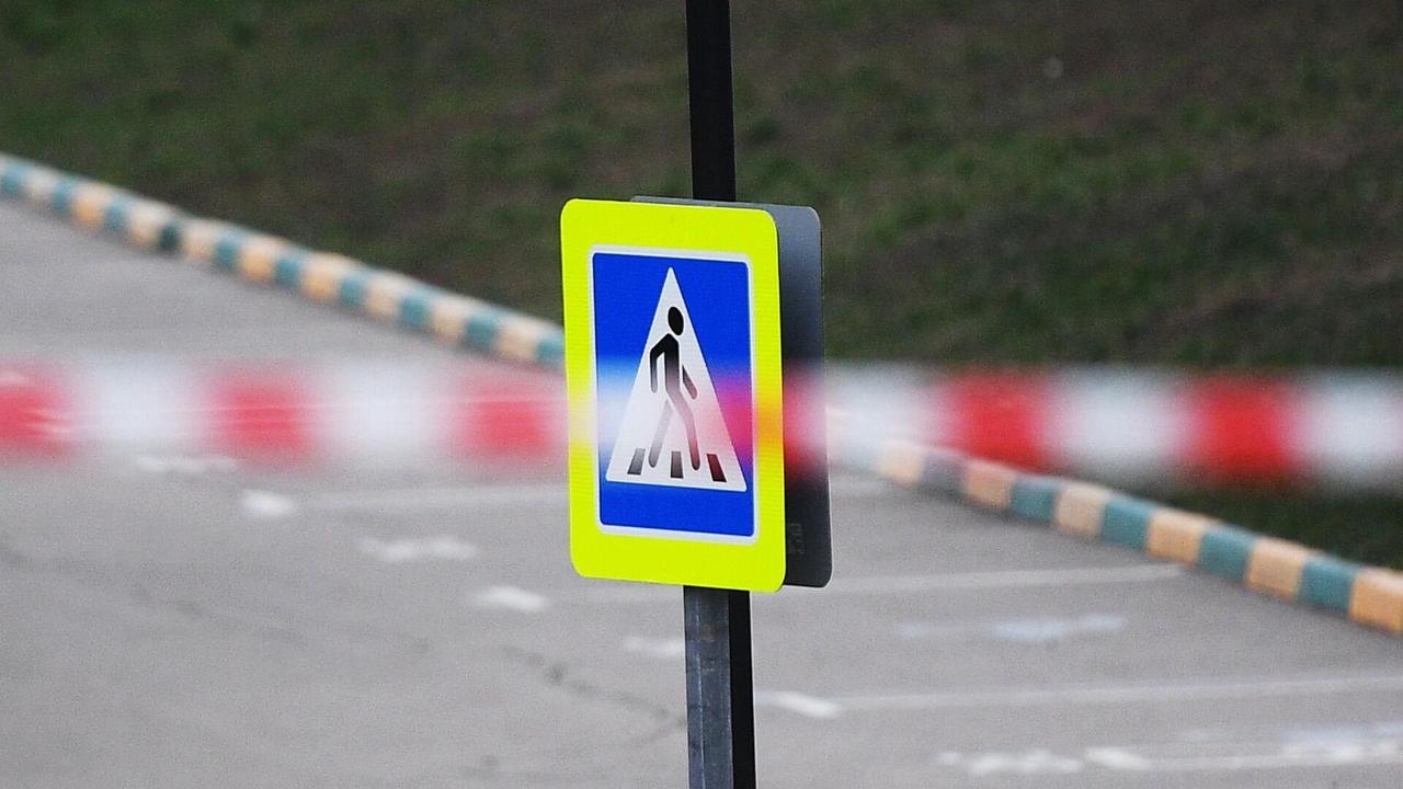 Во Владивостоке иномарка без водителя скатилась в стоящих на остановке людей