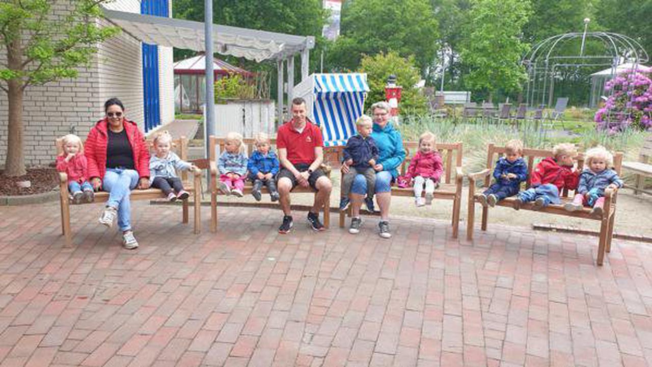 Spenden in der Gemeinde Apen: Probe sitzen auf den neuen Teakholz-Bänken