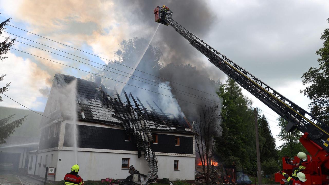 Mittelsachsen: Wohnhaus und Scheune niedergebrannt: Zwei Leichtverletzte