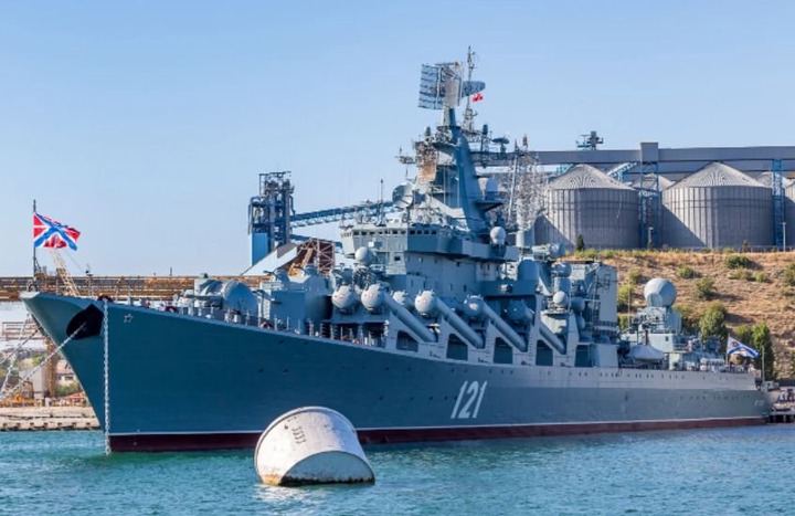 Horesmi 🇺🇦 on Twitter: "#BREAKING Ukraine reports two direct hits on the  Russian cruiser "Moskva", the flagship of the Black Sea fleet. Ship is on  fire and may require "tactical scuttling". All