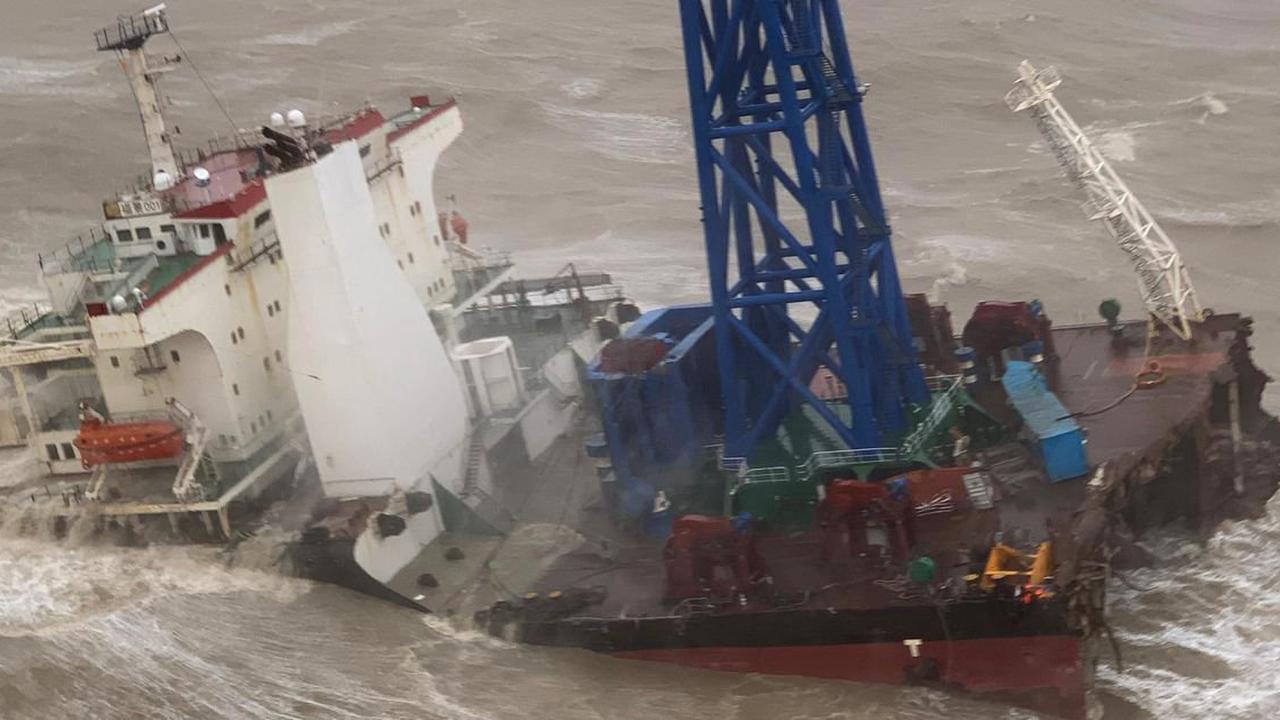 Schiff vor Chinas Küste in zwei Teile zerbrochen: Seeleute vermisst