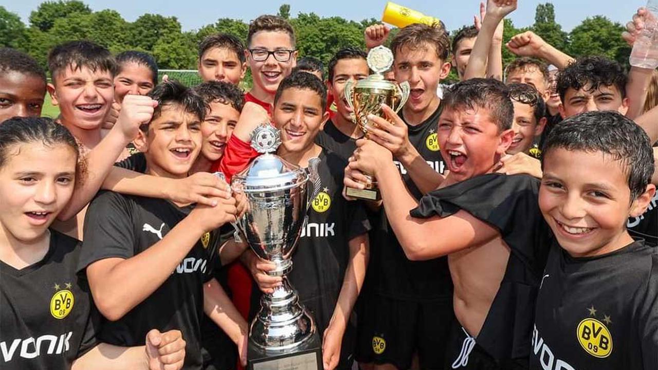 „Fußball trifft Kultur“: Schüler:innen der Anne Frank-Gesamtschule holen Pokal nach Dortmund