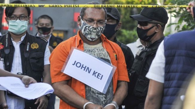 John Kei (tengah) memperagakan reka ulang perencanaan penyerangan di Bekasi, Jawa Barat, Senin (6/7/2020). Pada rekonstruksi tersebut John Kei bersama anak buahnya memperagakan delapan adegan di dua lokasi. [ANTARA FOTO/ Fakhri Hermansyah]