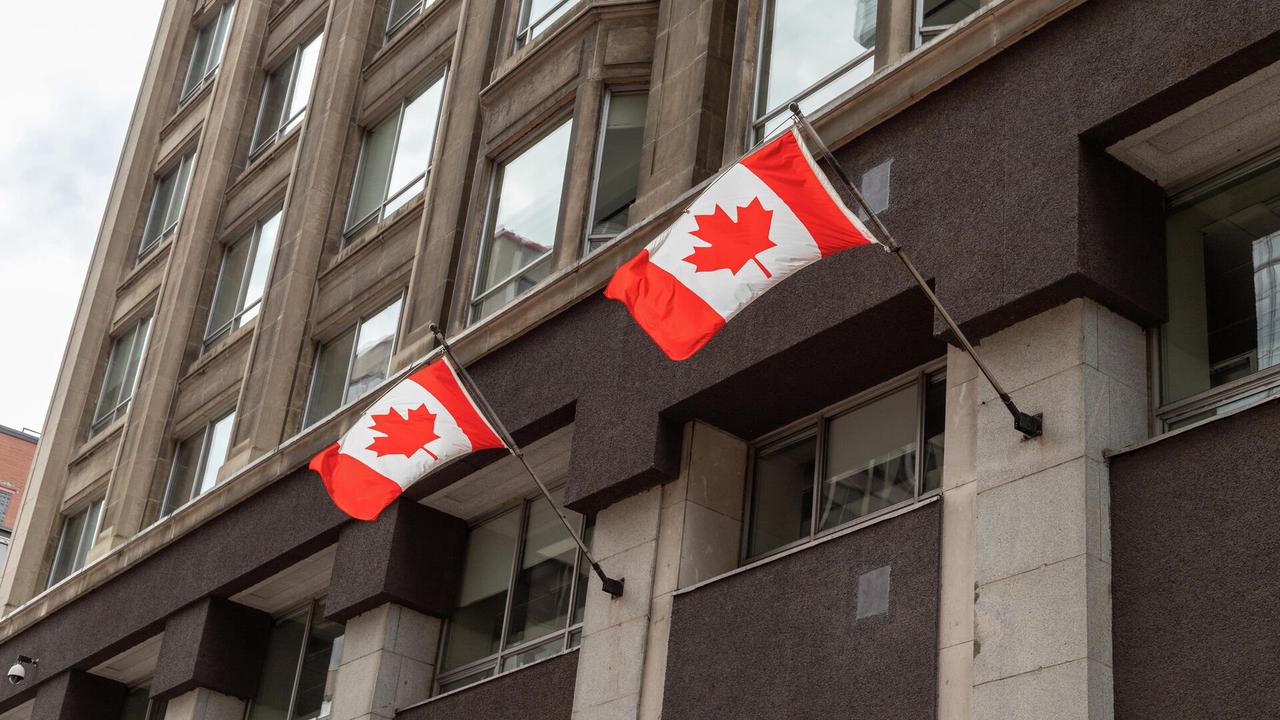 Три школы в Торонто закрыли после сообщений о человеке с винтовкой в этом районе