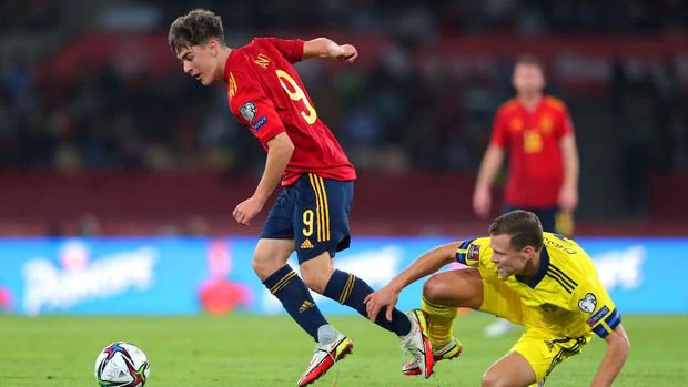 SEVILLE, SPAIN - NOVEMBER 14: Gavi of Spain is challenged by Viktor Claesson of Sweden during the 2022 FIFA World Cup Qualifier match between Spain and Sweden at Estadio de La Cartuja on November 14, 2021 in Seville, . (Photo by Fran Santiago/Getty Images)