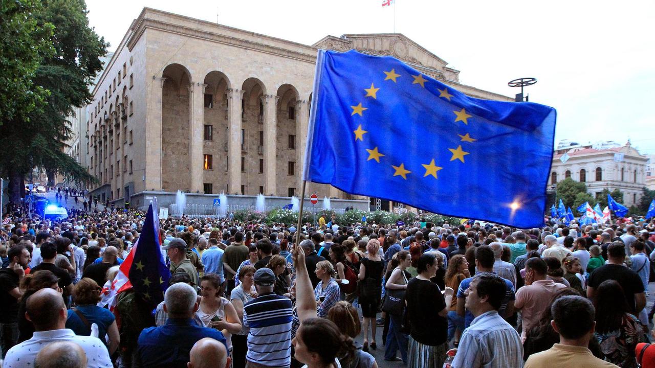 Georgien Zehntausende Demonstranten fordern EU-Beitritt