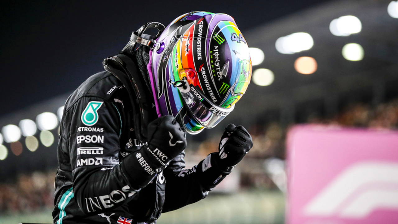 Lewis Hamilton (Mercedes) célèbre sa victoire au Grand Prix du Qatar 2021 sur le circuit de Losail.