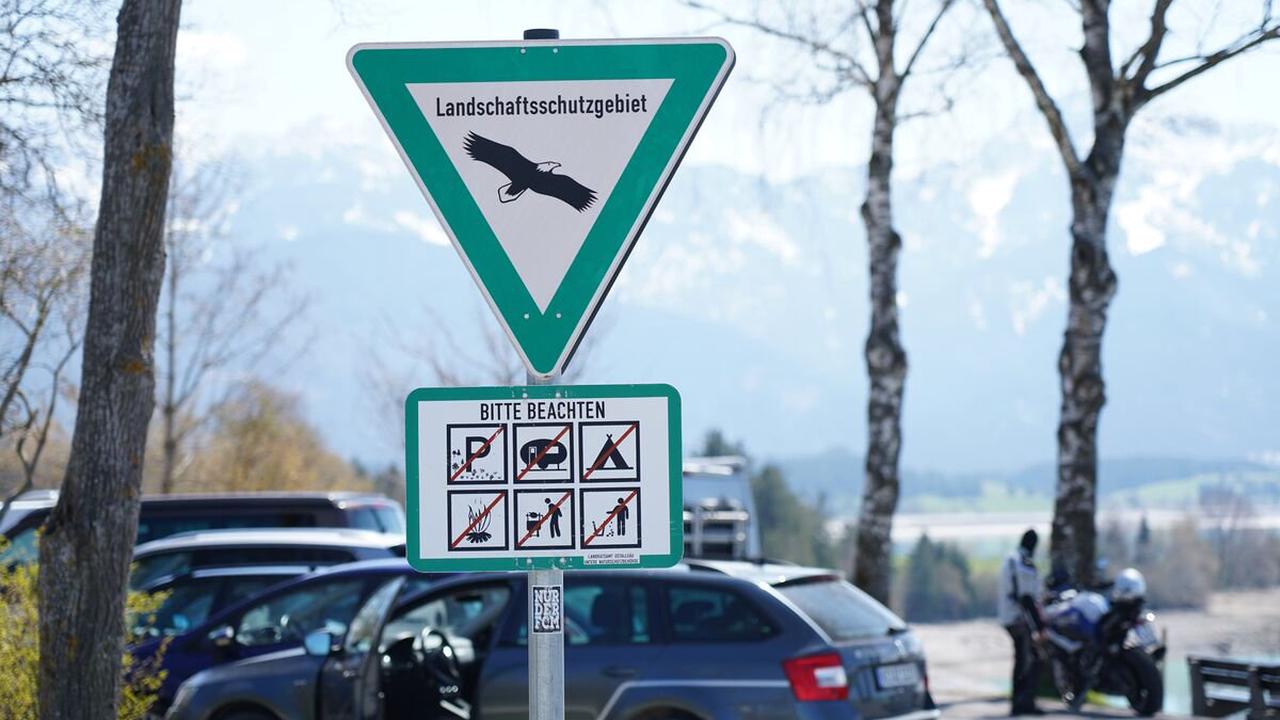Anzeigen wegen Ordnungswidrigkeit: Vier Falschparker im Landschaftsschutzgebiet am Schwansee - Schwangau