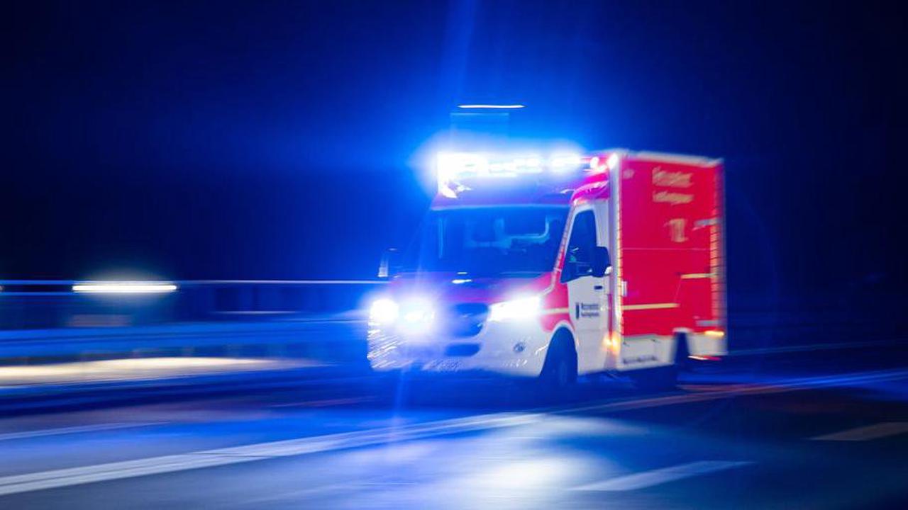 Landkreis Rostock Auto kollidiert mit Pannenfahrzeug: Sechs Schwerverletzte