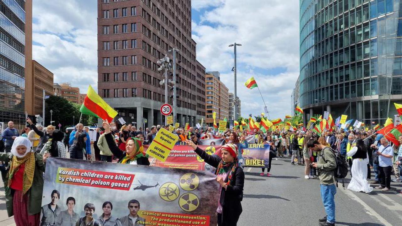 Demonstration Hunderte bei Treffen der Klima- und Kurdenbewegung