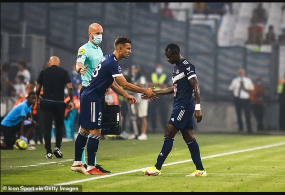 Bordeaux and Marseille players form a human shield around Samuel Kalu after the Super Eagles star collapsed on the pitch (photos)