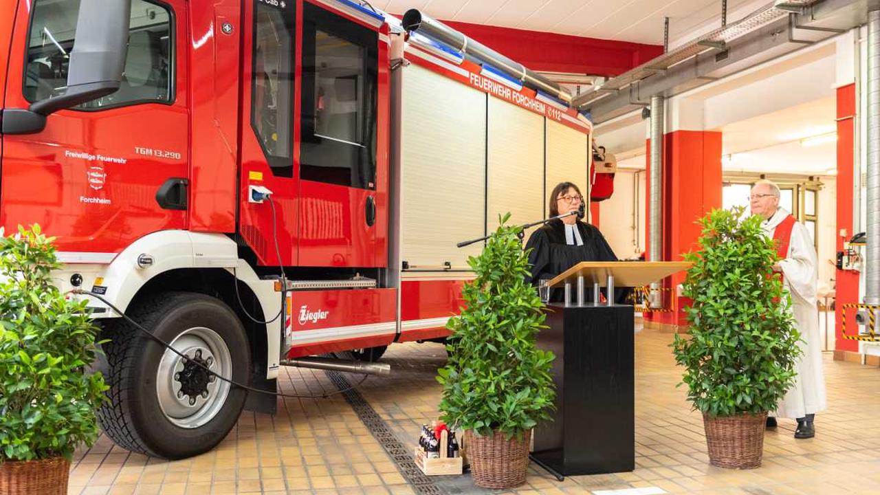 Feu­er­wehr Forch­heim: Kirch­li­cher Segen für das neue Hilfeleistungslöschgruppenfahrzeug