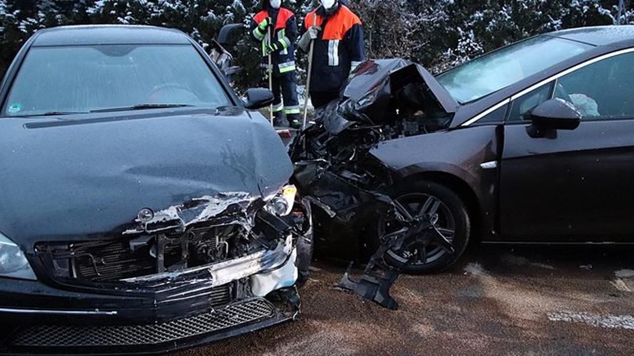 Auerbach/Welluck – Erstmeldung – Unfall mit drei Fahrzeugen