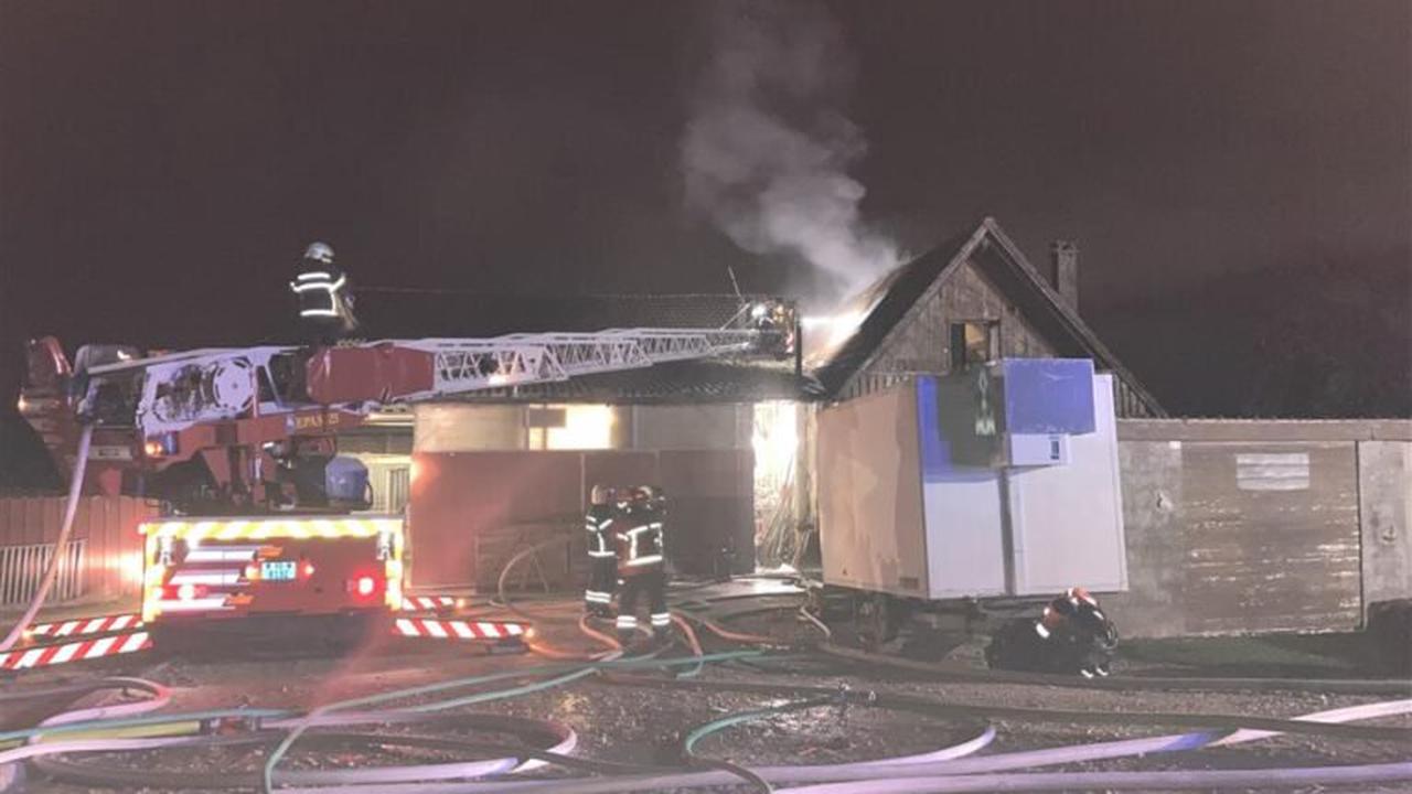 Lussery-Villars VD: Dach und Dachstuhl eines Wohnhauses von Flammen zerstört