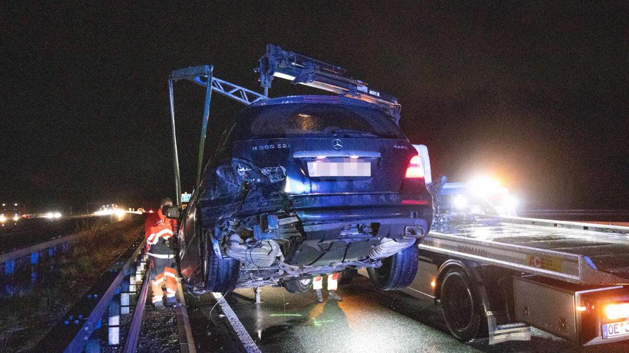 In Rutschen gekommen: Mercedes-Fahrerin (28) baut Unfall auf A45 - Sperrung