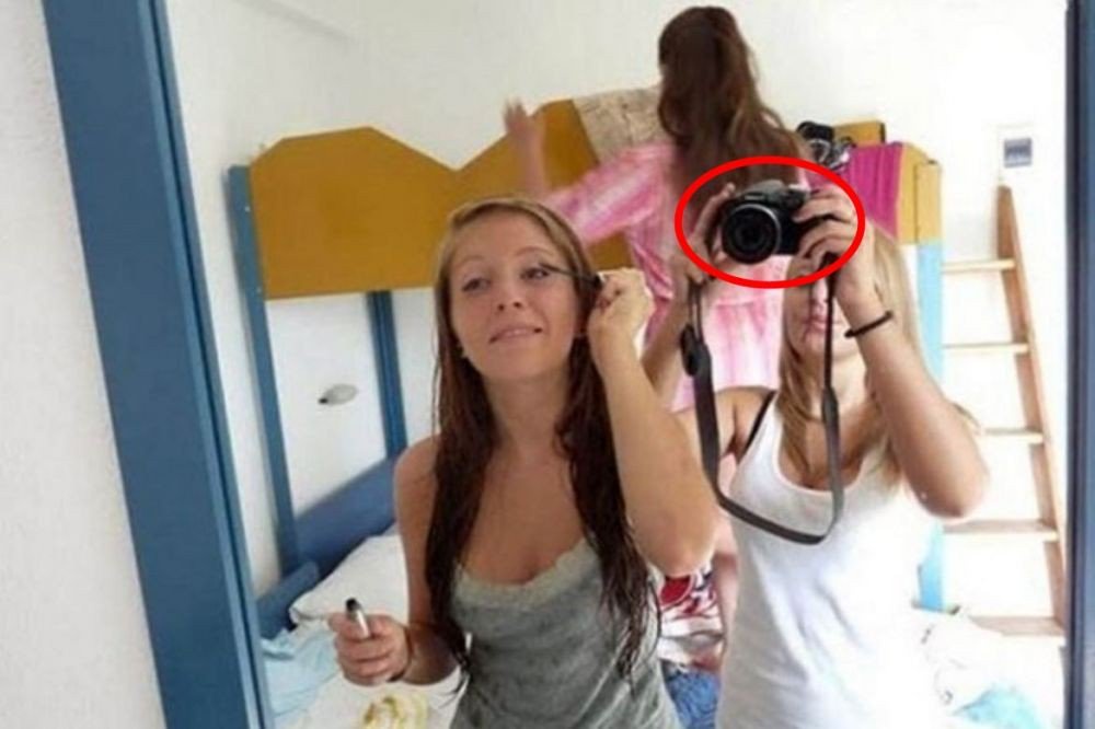 Jangan Fokus ke Lingkaran Merah, 10 Potret Ini Bikin Pikiran Ngeres