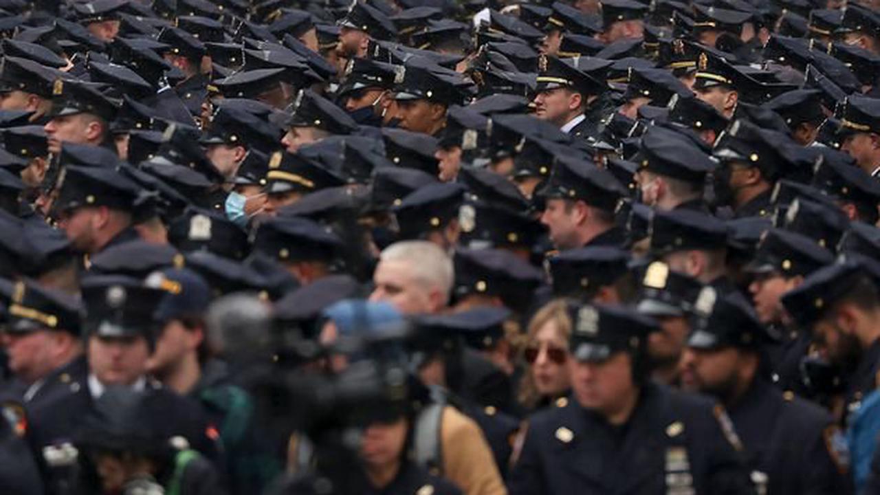 L'hommage impressionnant de milliers de policiers à New York, pour un de leurs collègues tué
