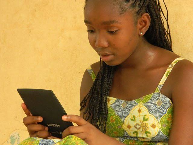5 text messages girls will always respond to - No girl can really snob them!