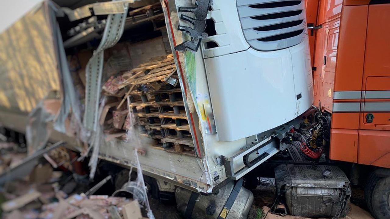 Mit 20 Tonnen Tiefkühlpizza unterwegs: Lkw verliert bei Autobahn-Unfall Ladung