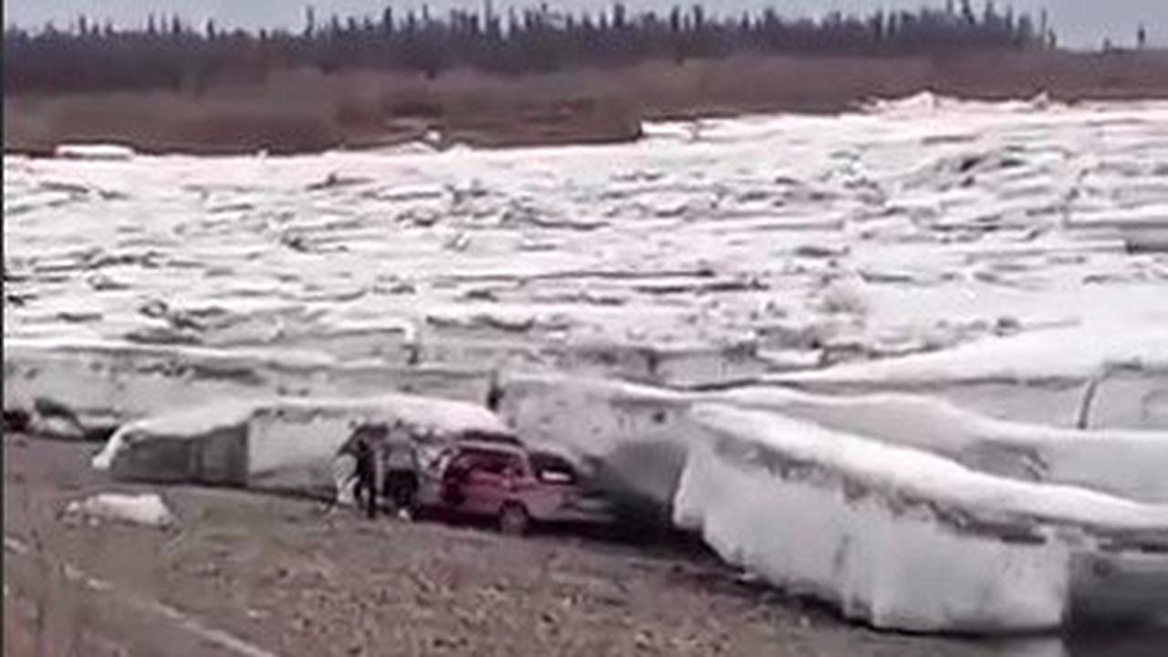 В Якутии машину раздавило льдиной во время ледохода