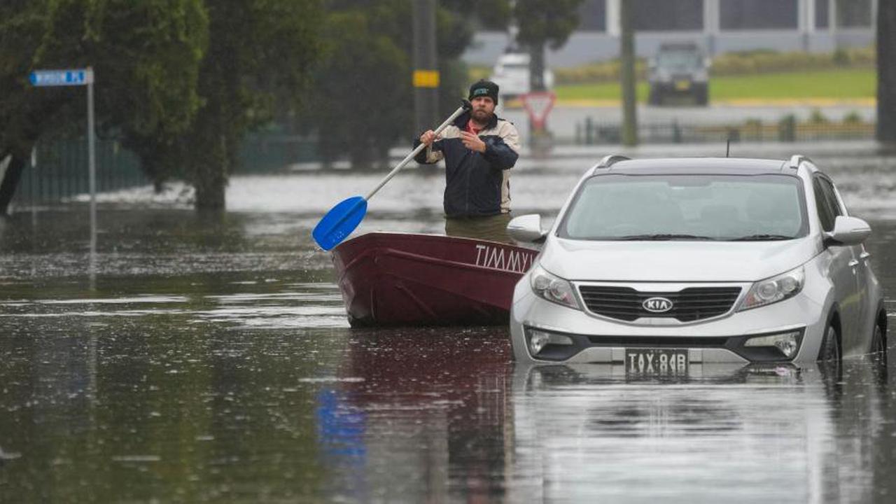 Überschwemmungen Flutkatastrophe in Australien: Zehntausende auf der Flucht