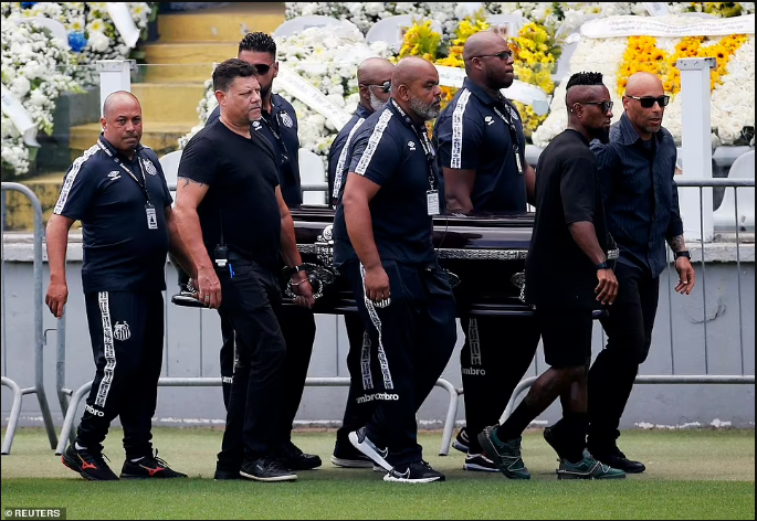 Thousands of fans line up to pay their respects to Pele as his coffin arrives for his final farewell (Photos)