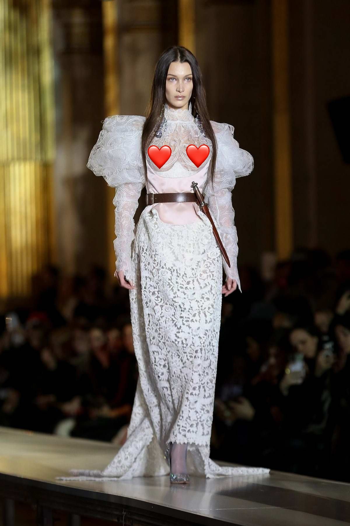 7 Gaya Berani Bella Hadid yang Hampir Telanjang di Fashion Show