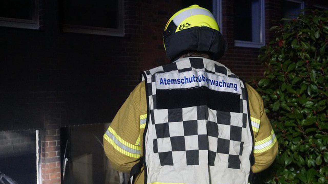 FW Ratingen: Ausgedehnter Kellerbrand in einem Gewerbeobjekt mit Menschenrettung über Drehleiter
