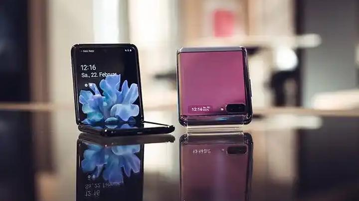 samsung-becomes-the-first-smartphone-company-to-produce-a-smart-phone-with-foldable-screen
