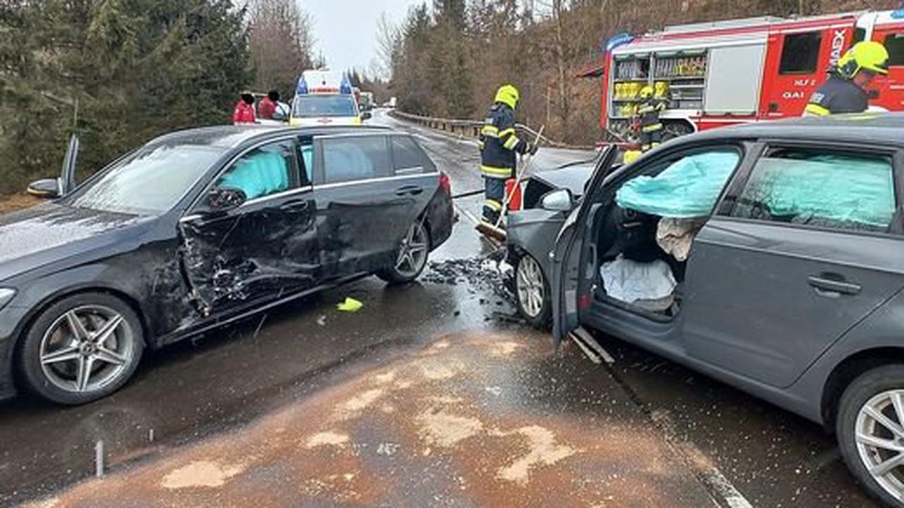 Zwei Verletzte |Unfall auf der B 115 Eisenbundesstraße kurz nach dem Kreisverkehr Edling