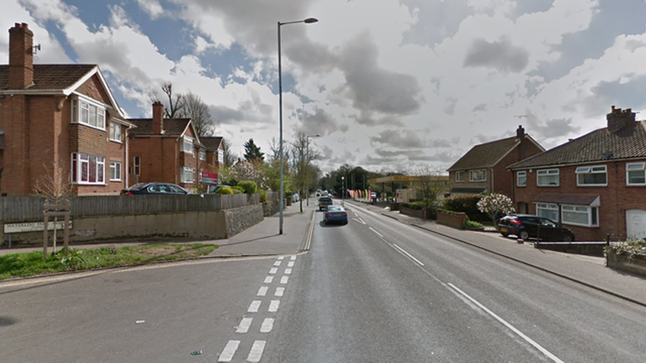 Teenager holding knife chases boy along city road