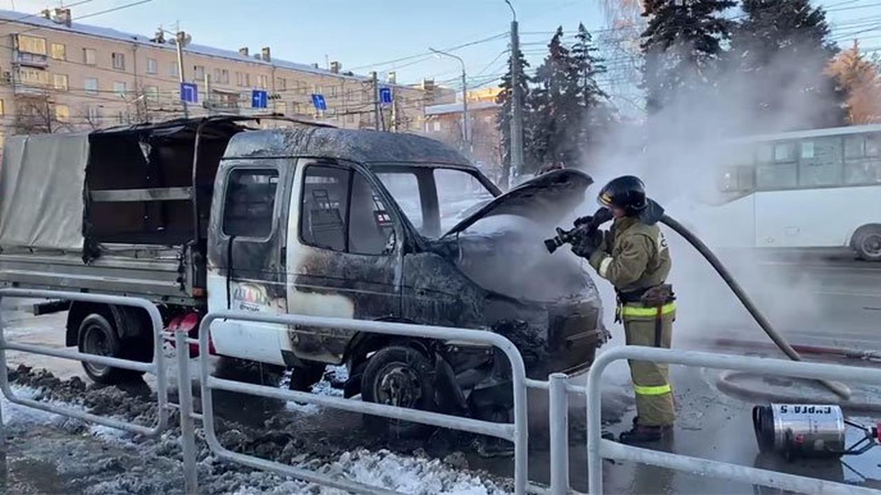 Во Владивостоке перевернулся автомобиль с газовыми баллонами