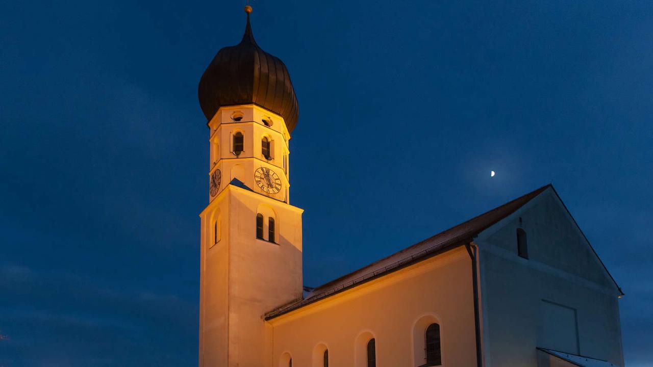LED-Beleuchtung für den Kirchturm von St. Benedikt in Gelting