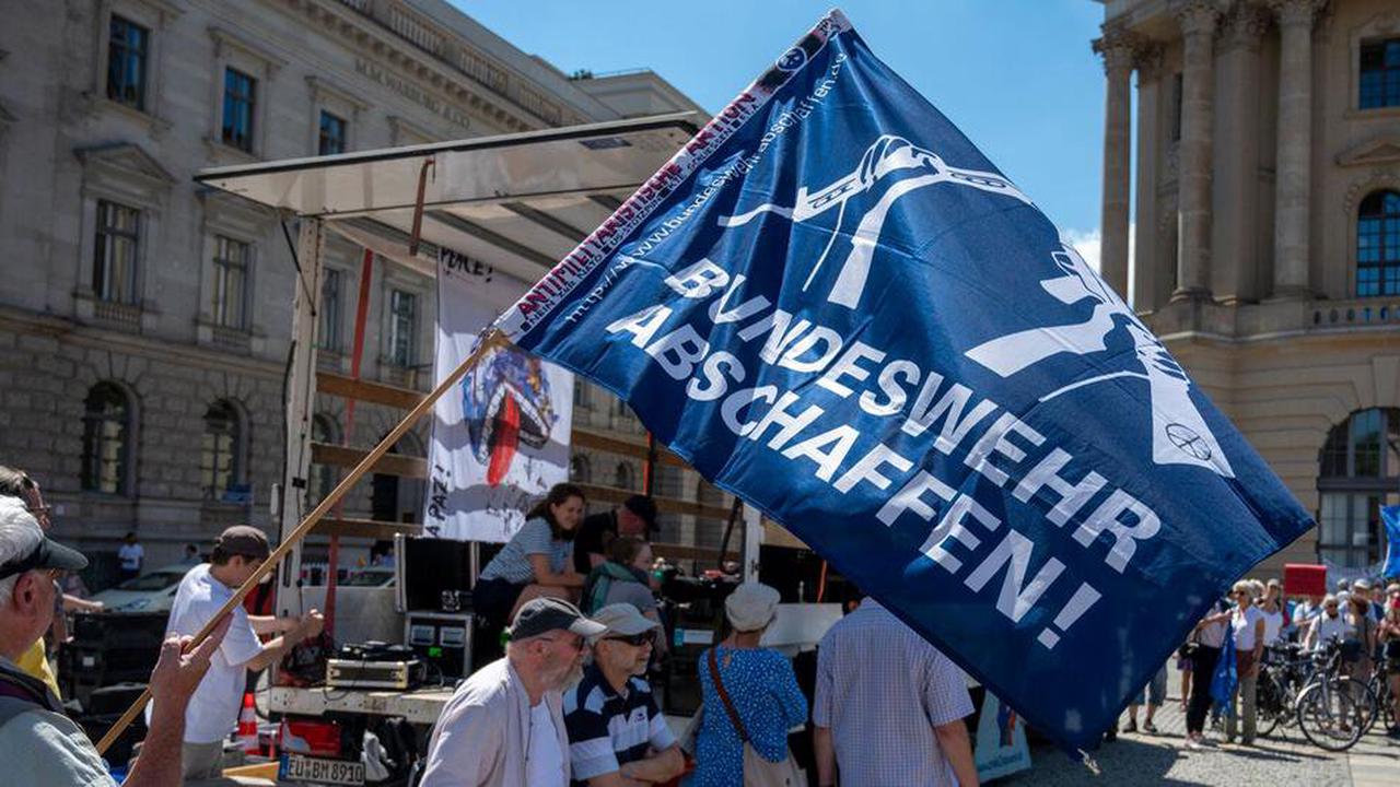 Menschen demonstrieren gegen Aufrüstung der Bundeswehr